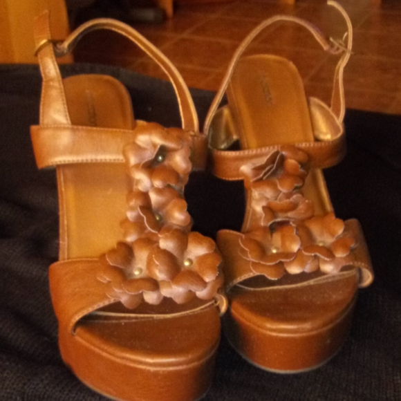 Shoes - Picture 2 of 3